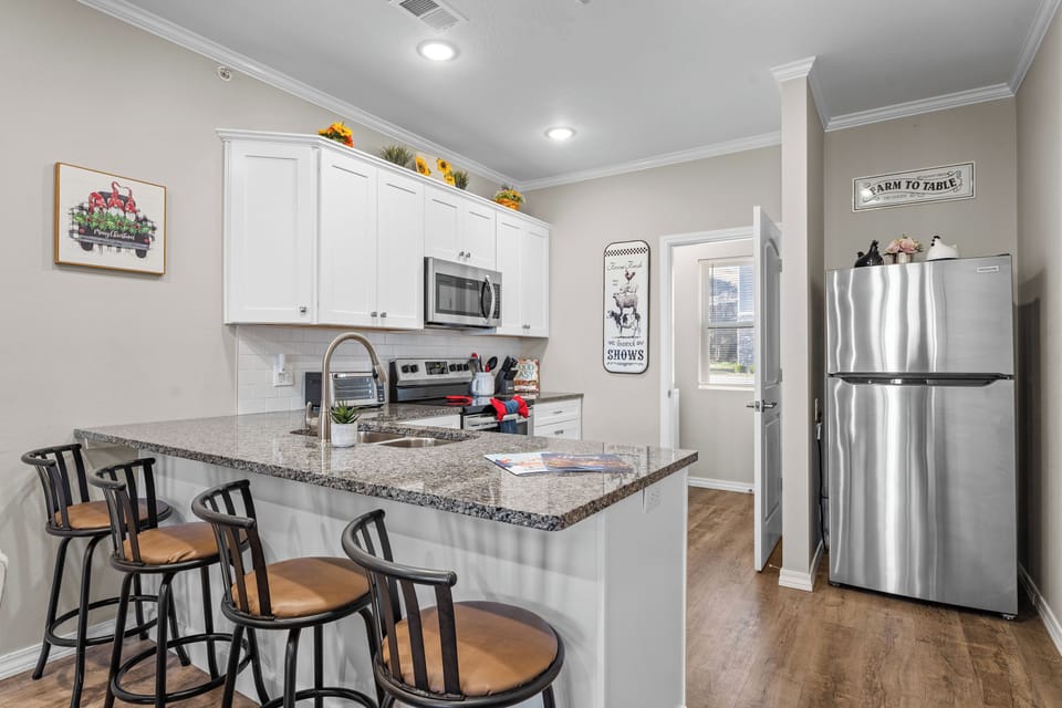 Breakfast bar area, great for hanging out and talking. 