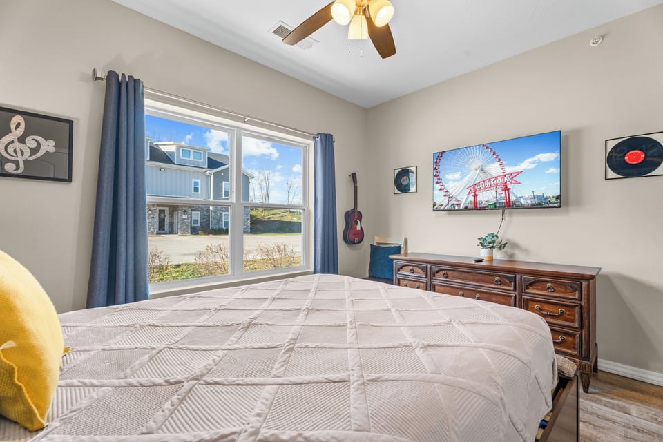 Bedroom 3, fun music theme with TV