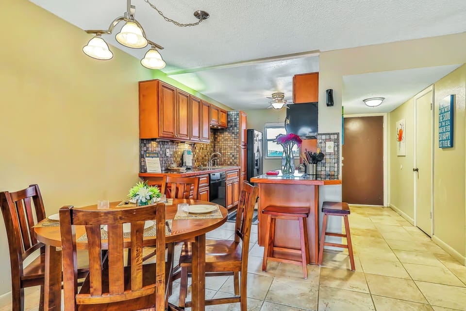 Enjoy your beach stay with a fully equipped kitchen and cozy dining area, perfect for home-cooked meals and casual gatherings. Open layout and breakfast bar make relaxing after the beach easy and comfortable.