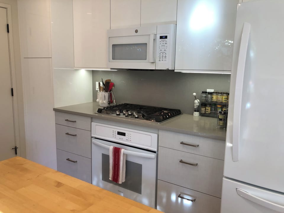 Kitchen - gas 5-burner cooktop, electric oven, microwave, lots of cabinets