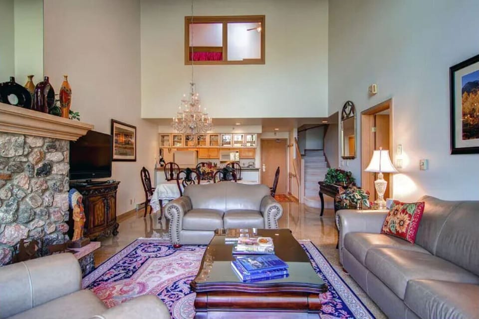 Living room facing in from balcony 