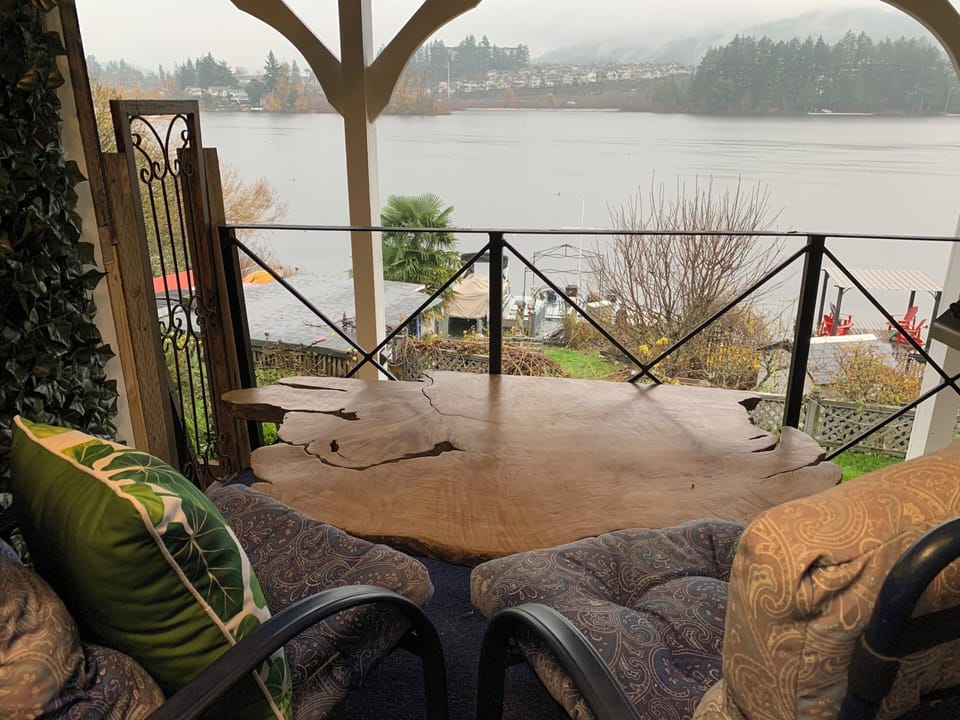 Private deck with barbeque, popcorn maker, dinner by the lake with a great view.