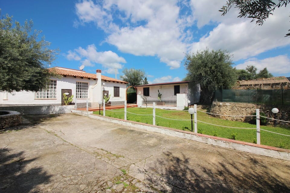 House, Residential Area, Home, Human Settlement, Cottage, Estate, Hacienda, Farmhouse, Garden, Yard