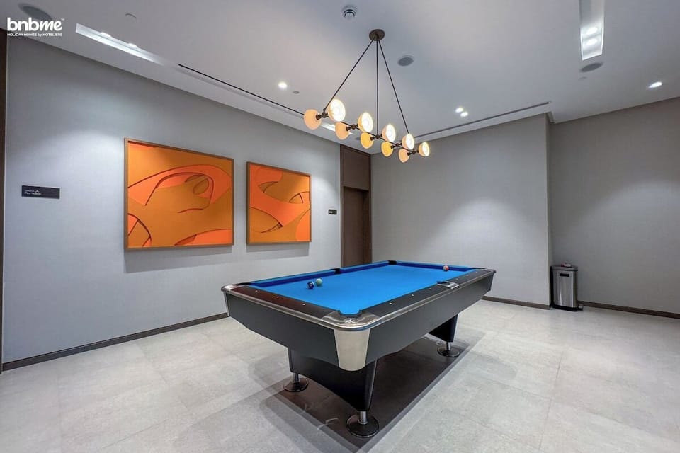 Enjoy hours of fun with a pool table in this dedicated space, ideal for both relaxation and entertainment.