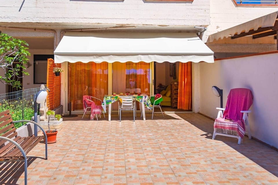 The house's highlight: the spacious veranda, an oasis of peace and tranquility where you can relax, sunbathe, or enjoy an al fresco meal with friends. You can enjoy the breathtaking view of Sciacca's crystal-clear sea.