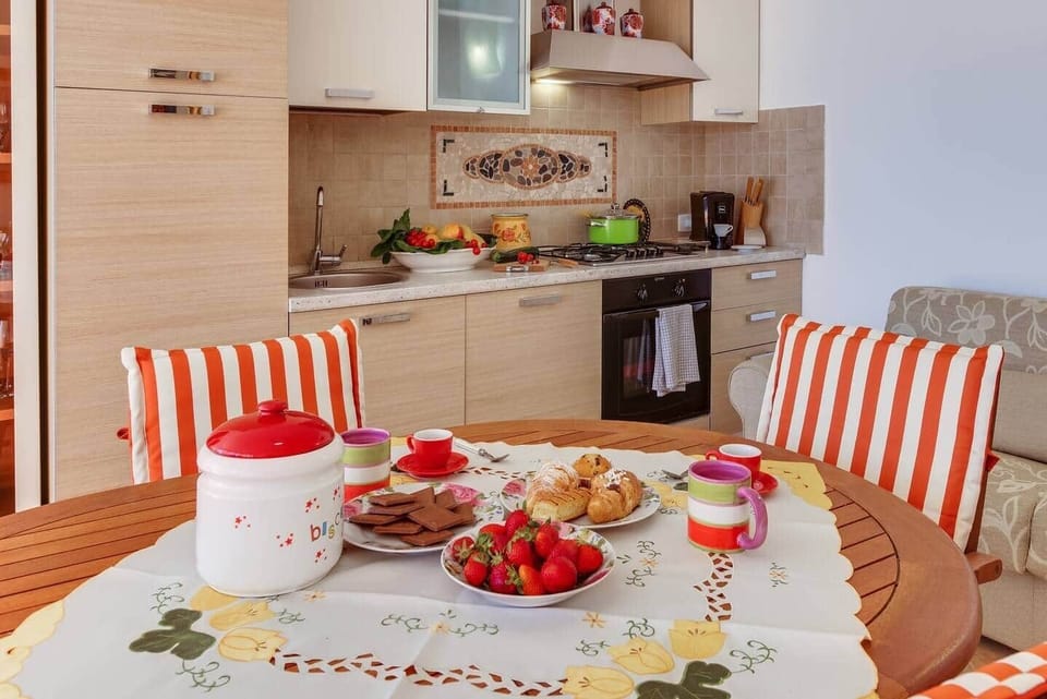 The large kitchen table is perfect for family meals or for working remotely, thanks to the fast, free Wi-Fi connection.
