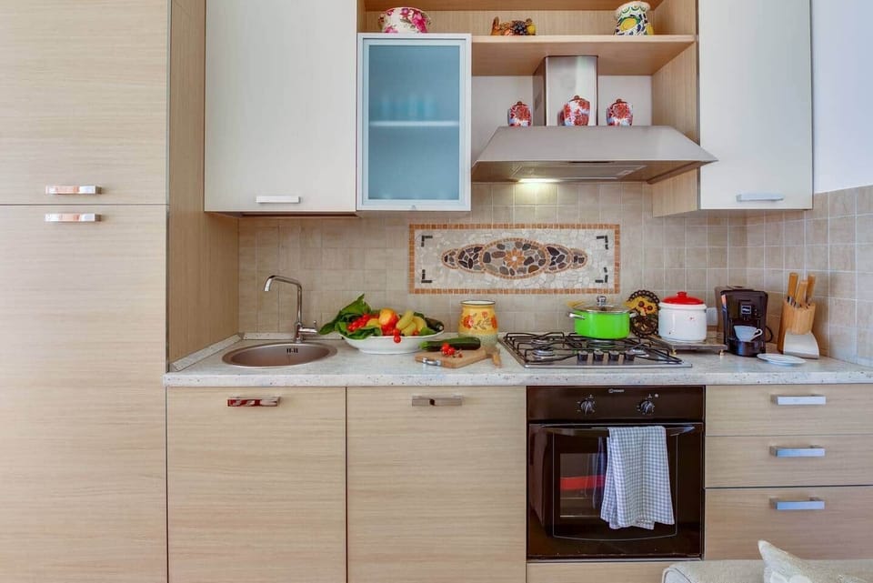 The charming kitchen is equipped with a gas stove, refrigerator (with fresh water on arrival), oven, Rekico coffee machine with capsules, and various utensils. 