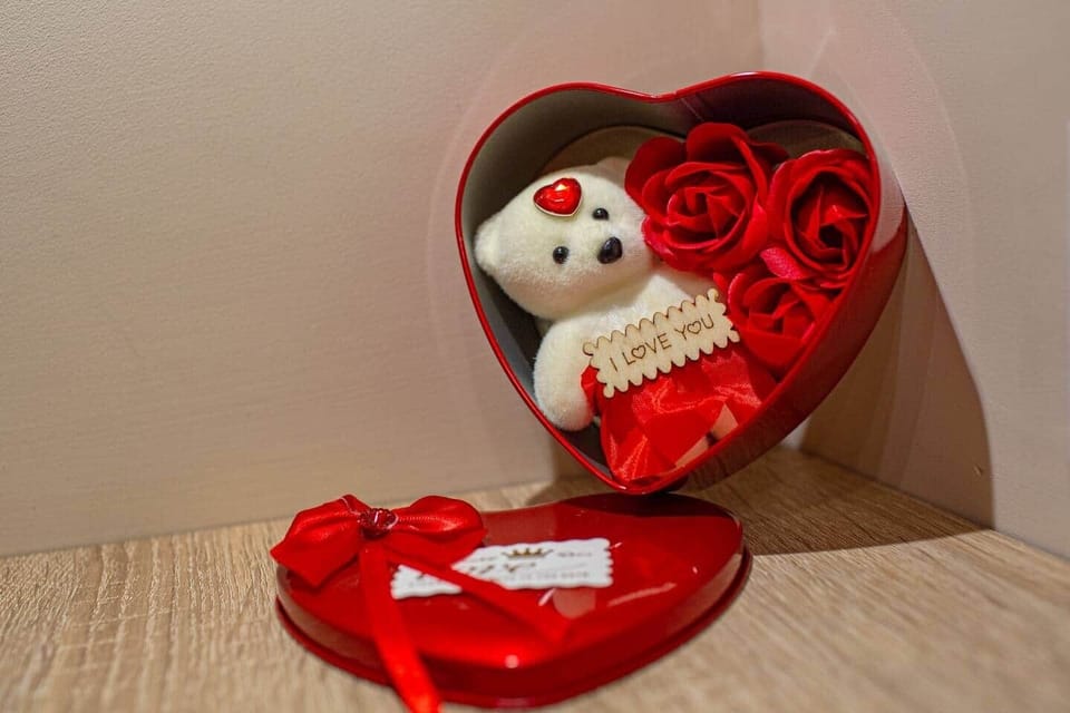 UN DONO SPECIALE PER LEI

Prenotando il nostro Love Kit, riceverai anche questo meraviglioso omaggio per la tua persona amata. Farai scintillare i suoi occhi di felicità!

(servizio extra non incluso nel prezzo)