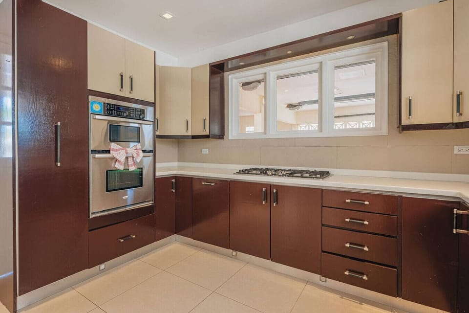 Fully stocked kitchen for gourmet meals.