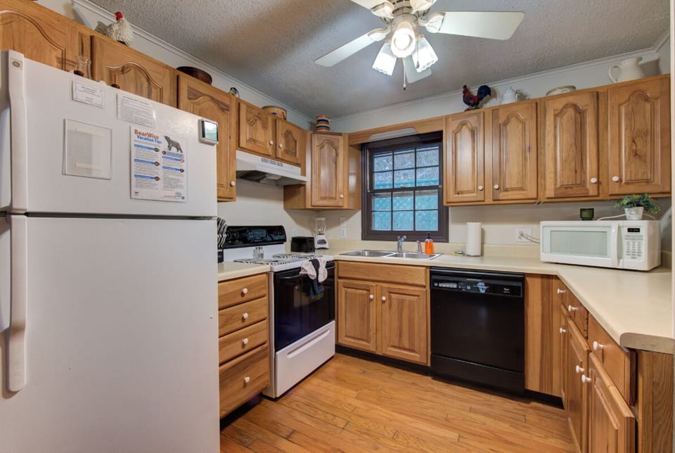 Clear Fork Farm's fully-equipped kitchen