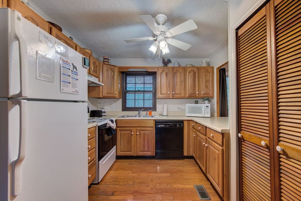 Clear Fork Farm's fully-equipped kitchen