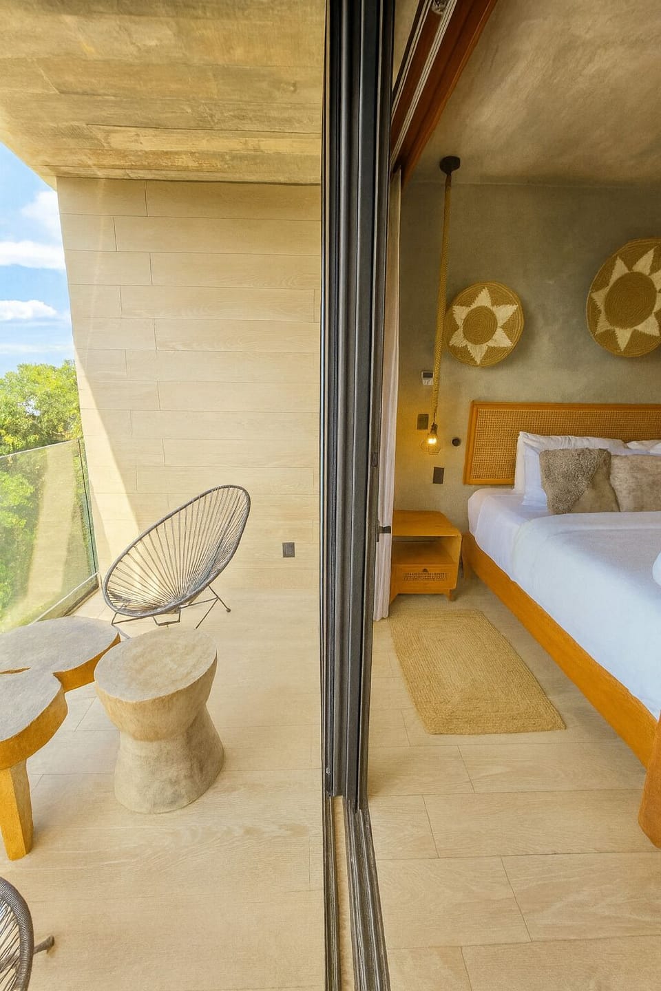 Hermosa conexión interior-exterior con balcón privado, muebles artesanales y vista a la selva. El dormitorio boho-moderno ofrece luz natural, decoración cálida y un ambiente relajante ideal para disfrutar de Tulum.