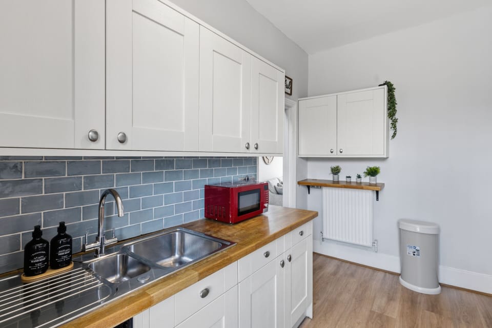 The perfect warm and inviting atmosphere to prepare delicious home-cooked meals during your stay.