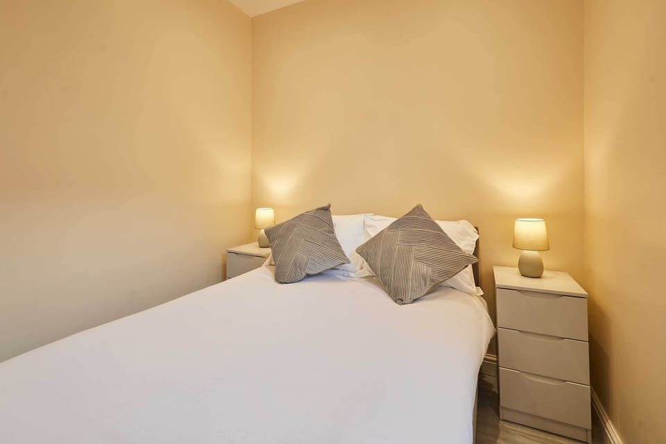 Ross's View, First Floor, Apartment 3, Whitby - Host & Stay