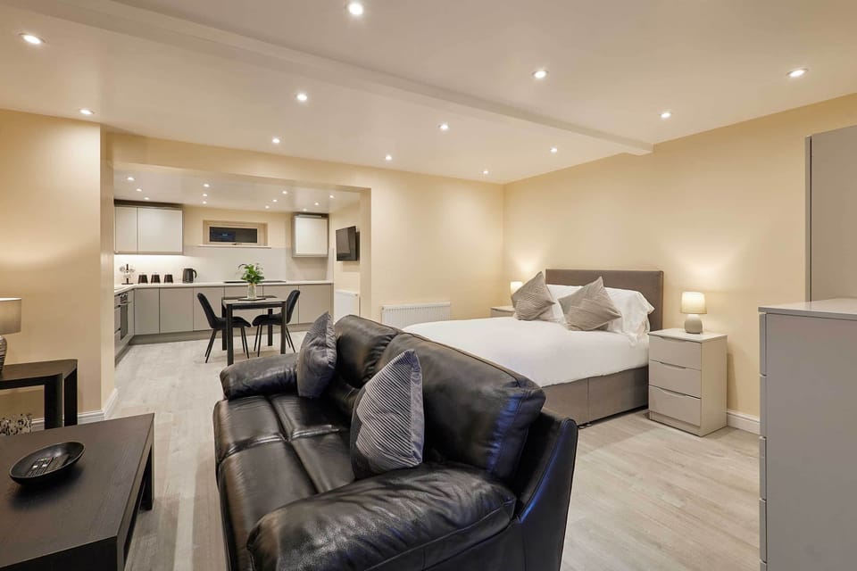 Ross's View, Basement, Apartment 1, Whitby - Host & Stay