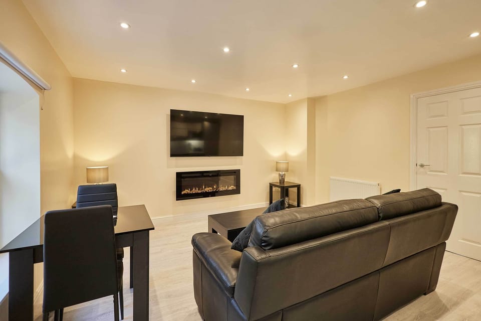 Ross' View, Second Floor Apartment 4, Whitby - Host & Stay