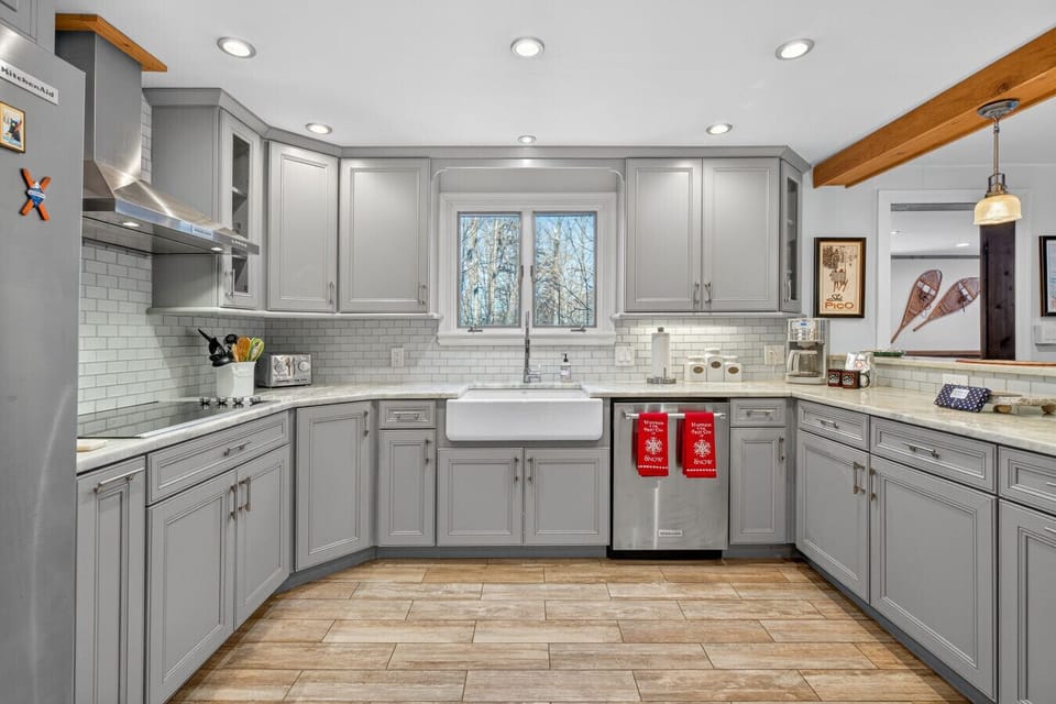 Modern Kitchen | Farmhouse Sink | Ample Counter Space