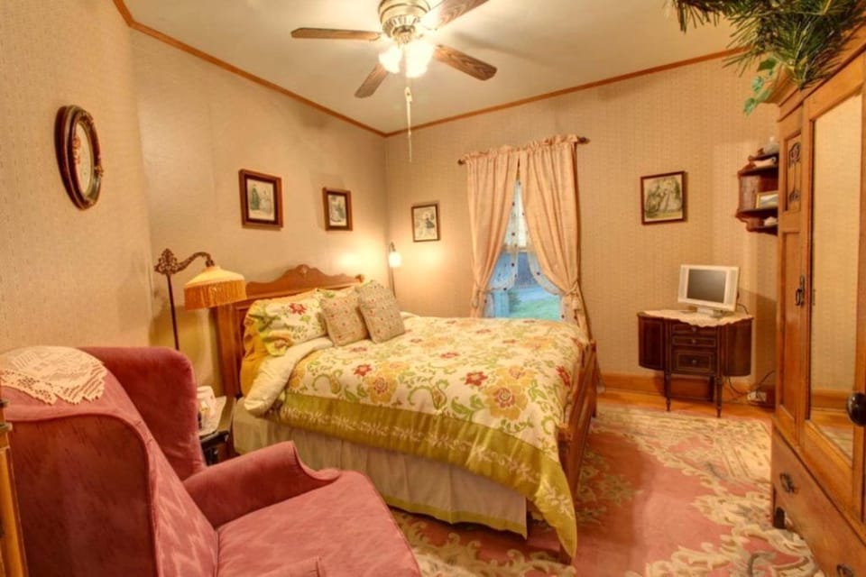 Oak room, queen bed with private ensuite bathroom