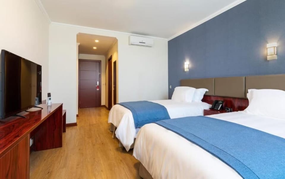 Unit with two twin beds
