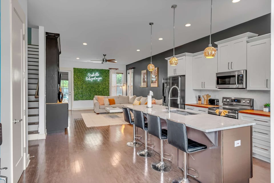 Experience modern elegance in this chic Nashville getaway! With an open layout, stylish decor, and a spacious kitchen, it's perfect for large groups. Ideal for memorable bachelorette parties or reunions, unwind in the heart of Music City!