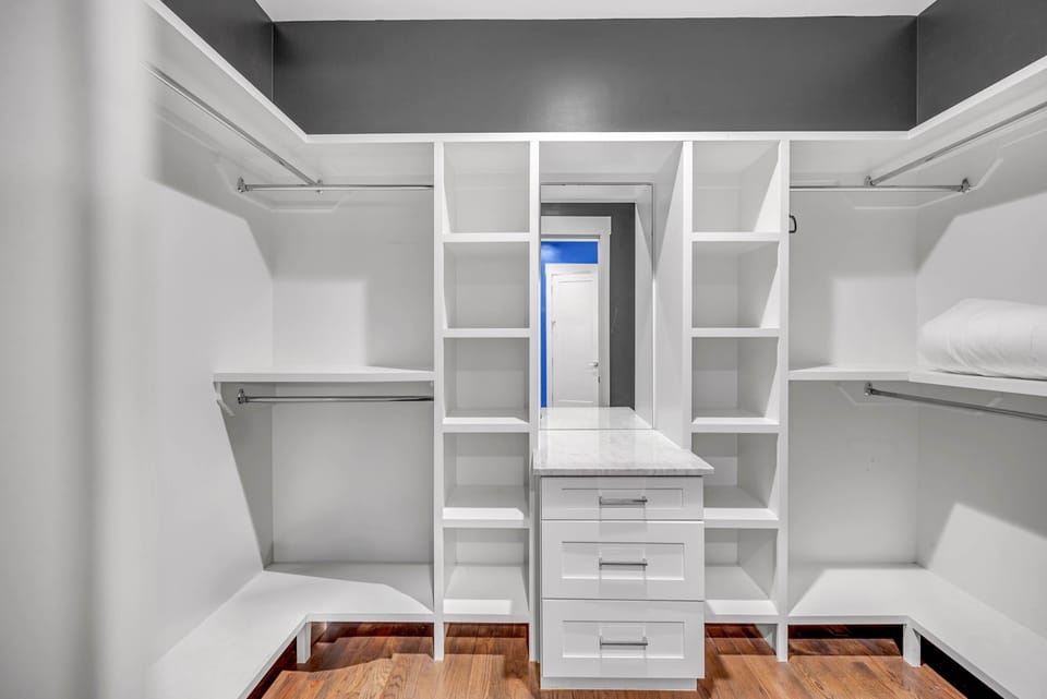 Experience luxury in this spacious closet, ideal for your Nashville getaway. Perfect for large groups, it offers ample storage for your outfits for nights out on Broadway. Enjoy chic accommodations in the heart of Music City!