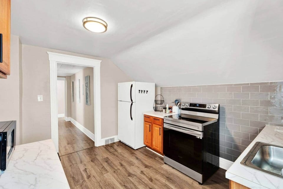 Fully equipped kitchen (Keurig, Airfryer, blenders, spices, cooking spray, cookware, bakeware, mixing bowls, storage containers, plenty of plates/bowls/glasses, etc). Extra paper towels, dish soap, and trash bags are in cupboards below the sink.