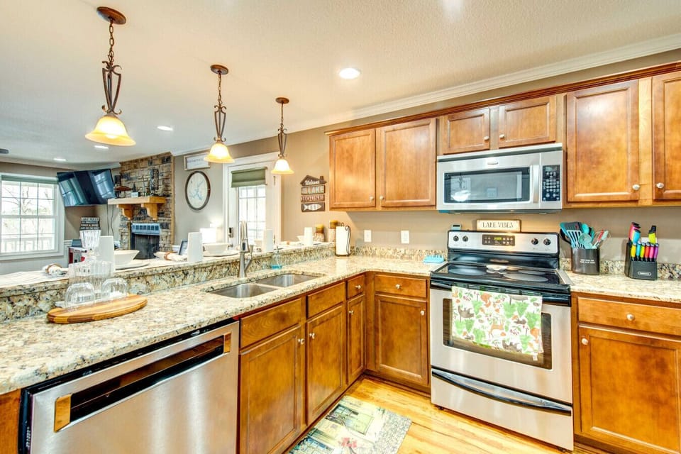 Modern Kitchen | Stainless Steel Stove, Granite Counters & Pendant Lighting