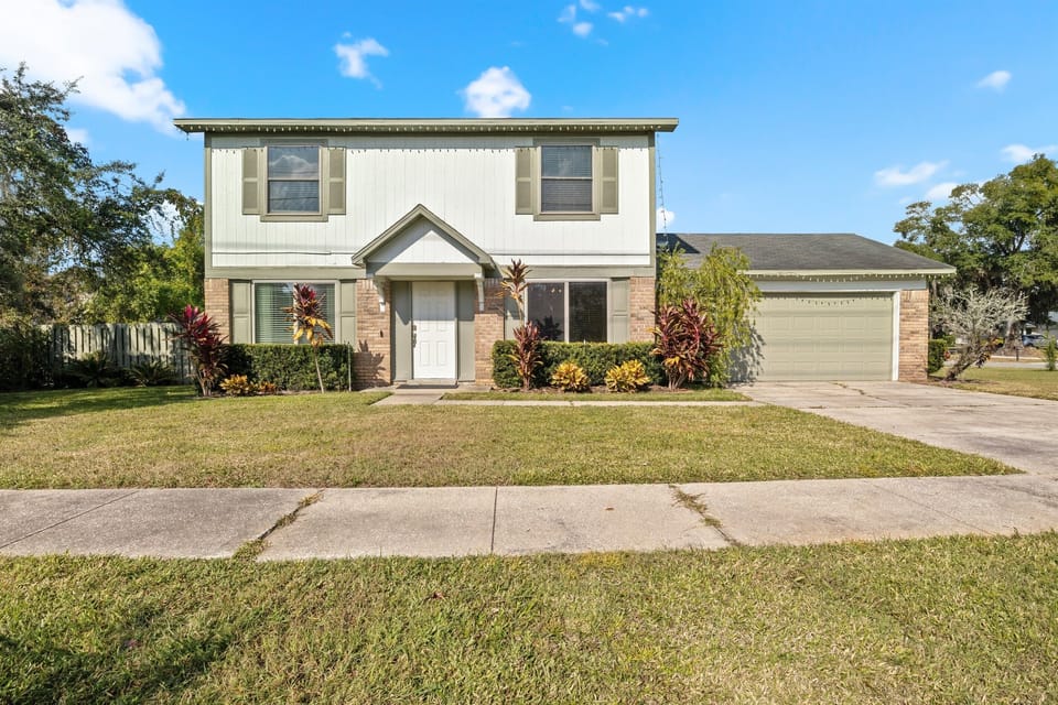 Exterior front of the home. Driveway. Garage.