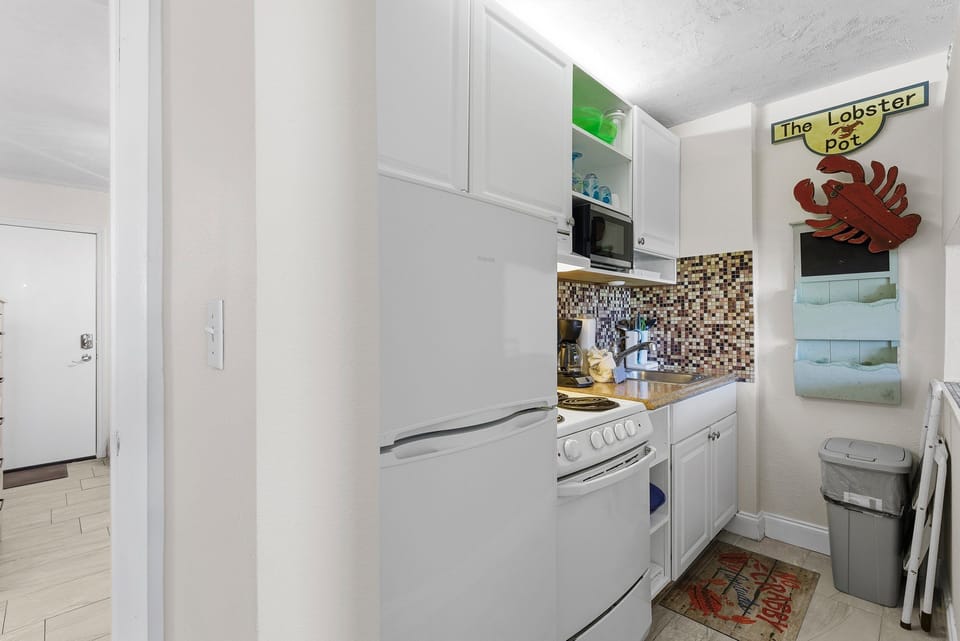 Make your beach stay simple with this compact coastal kitchen, equipped with essential appliances and charming seaside décor. Ideal for quick meals and snacks between relaxing days at the beach.