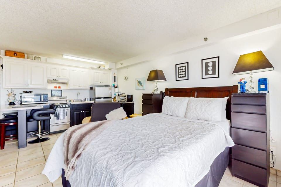 Relax in this bright beachside studio featuring a plush bed, cozy seating, and a fully equipped kitchen. Designed for comfort and convenience, it's the perfect space for an easygoing beach stay.
