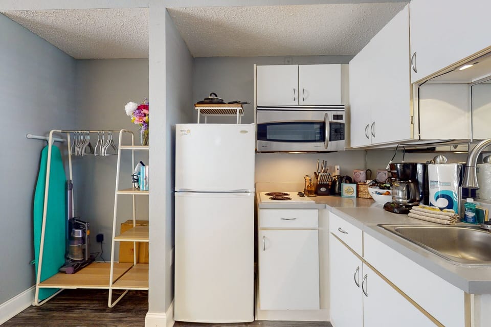 This clean, well-equipped kitchenette includes a fridge, microwave, sink, and essentials for your stay. Perfect for a convenient beach stay, it makes meals and snacks easy after a day spent enjoying the sun and shore.