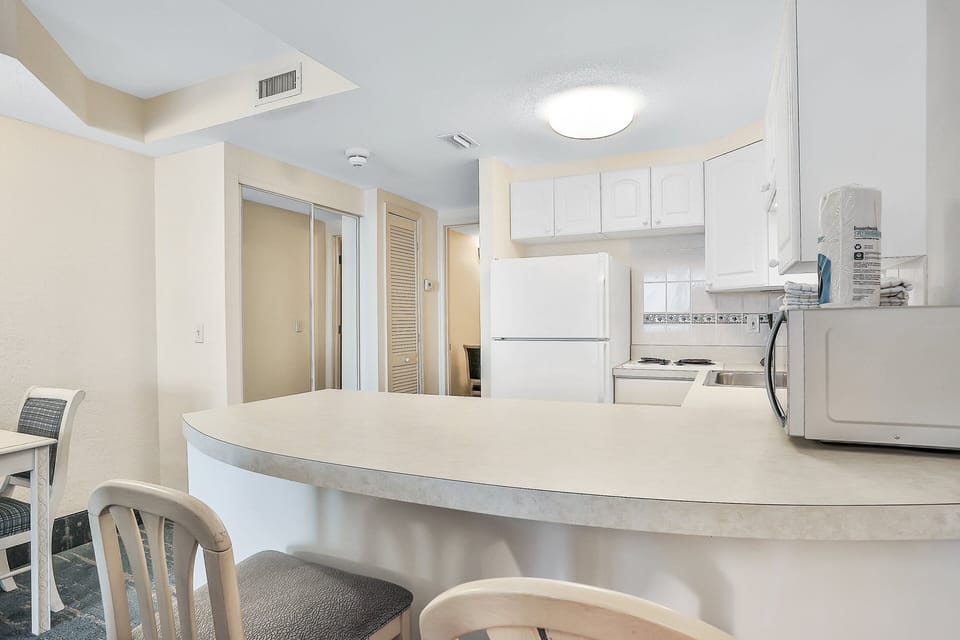 Enjoy convenient in-suite dining with this spacious kitchen and breakfast bar—perfect for fueling up before a fun-filled beach stay along the shoreline.