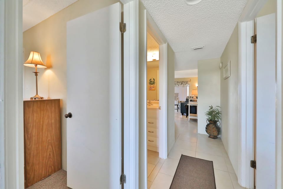 Clean, welcoming hallway connecting bedrooms, bathroom, and living areas. Designed for comfort and easy flow, it enhances your beach stay with a relaxed, coastal atmosphere throughout the home.