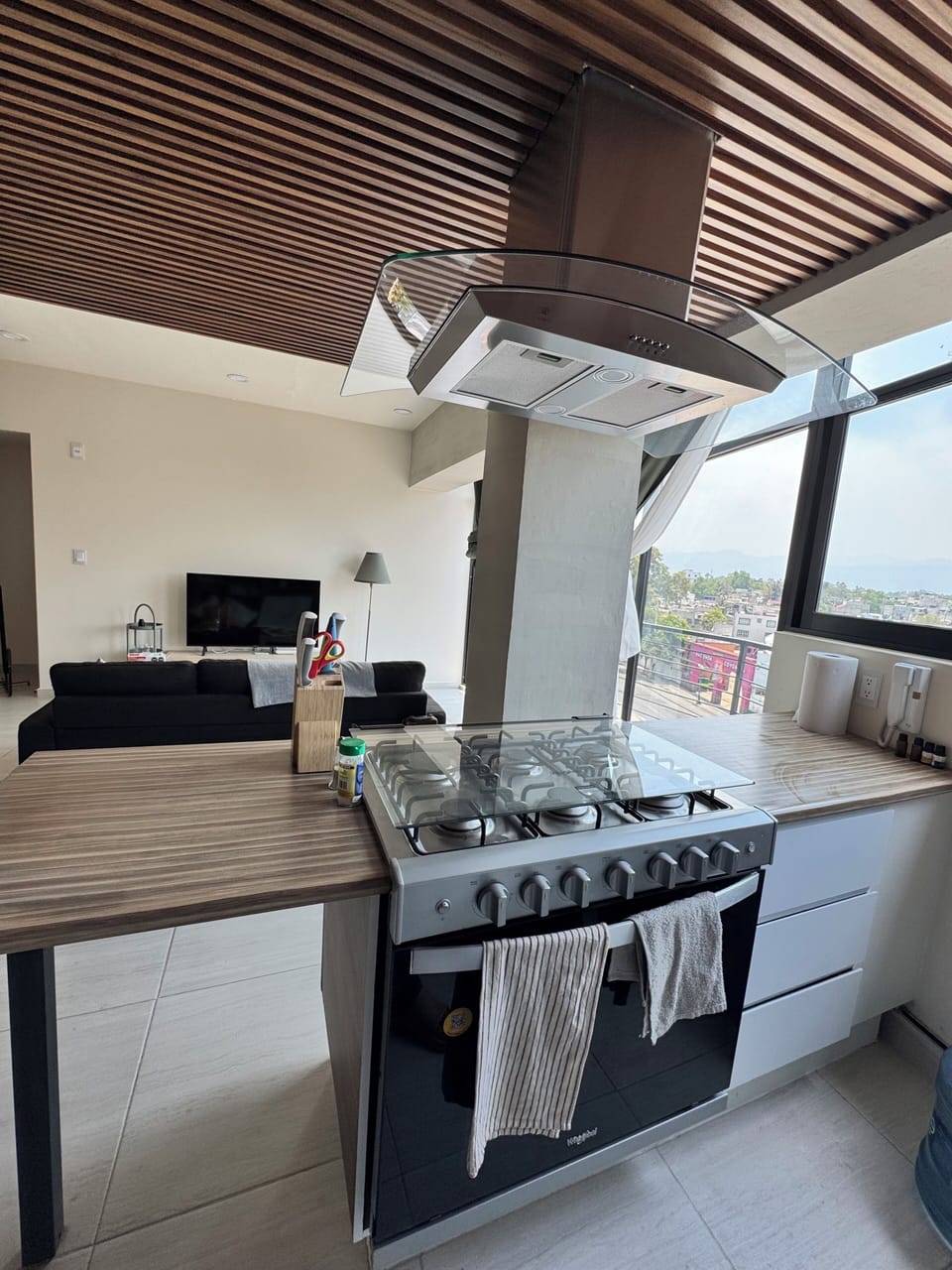 Full kitchen