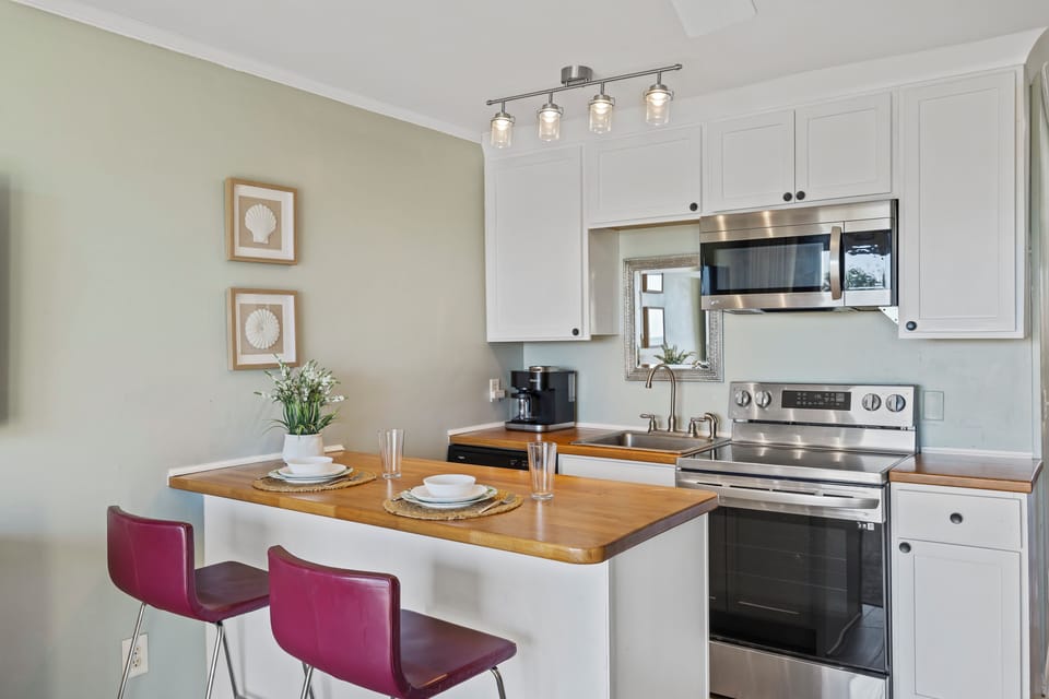 Fully equipped kitchen with 2 bar stools for dining