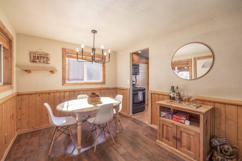 Light filled dining nook and bar area