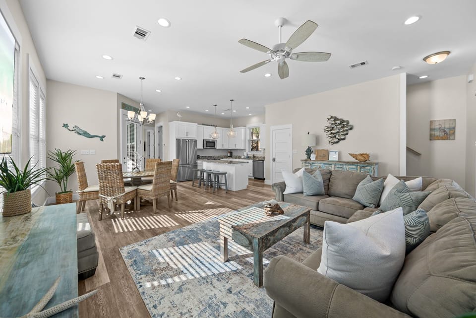 Pura Vida | Living room, dining and kitchen area