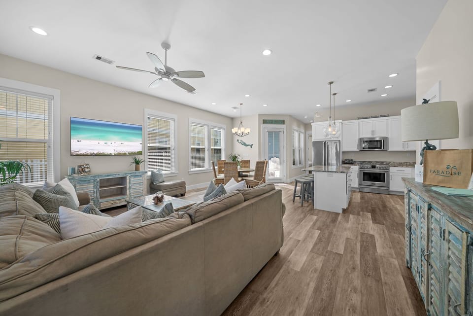 Pura Vida | Living room, dining and kitchen area