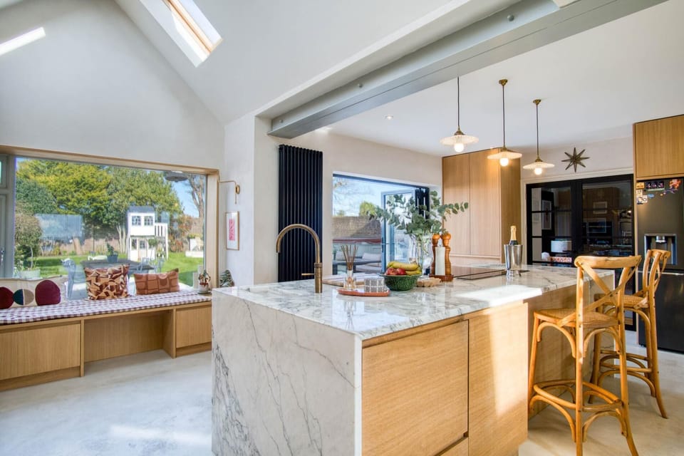 Seaview House - 5 Bedroom - Southgate (10257)