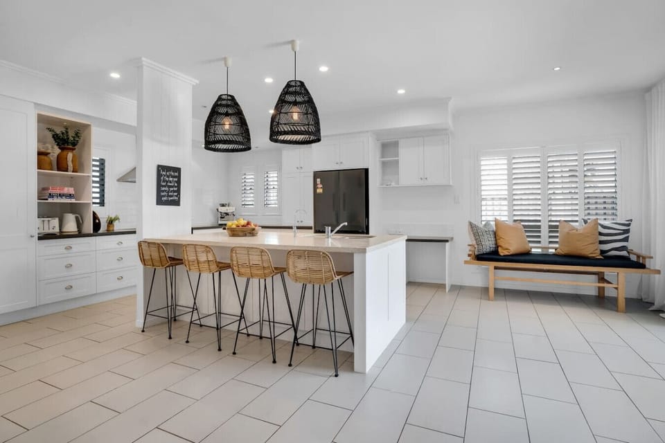 Fully equipped kitchen with island bench, breakfast bar and day bed