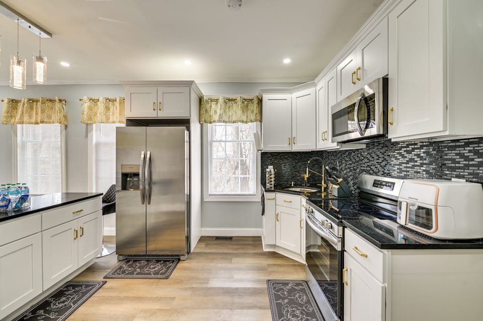 Kitchen | Single-Story Apartment | Free WiFi