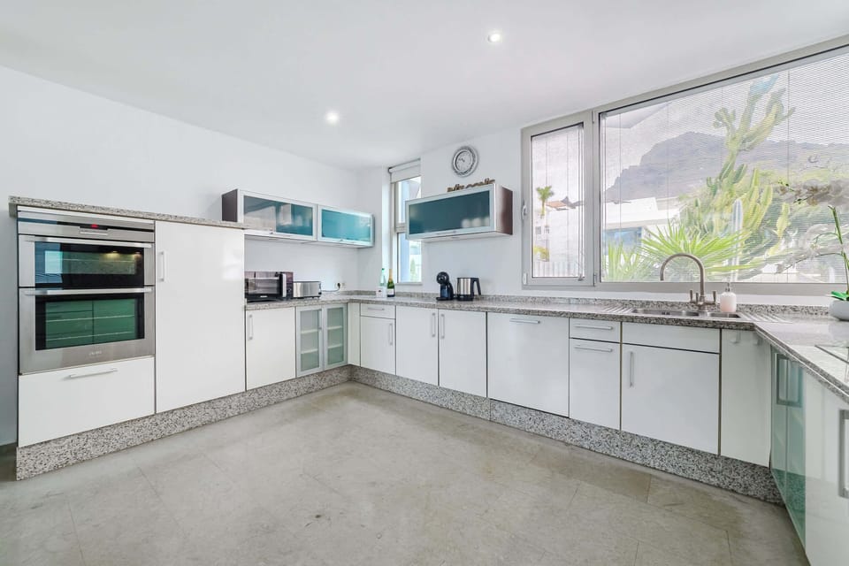 Fully Equipped Kitchen with Garden Views - Prepare Fresh Meals with Modern Appliances