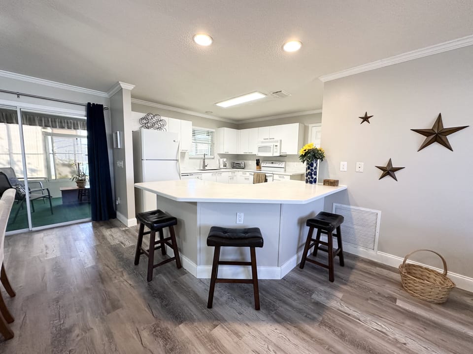 Kitchen breakfast bar