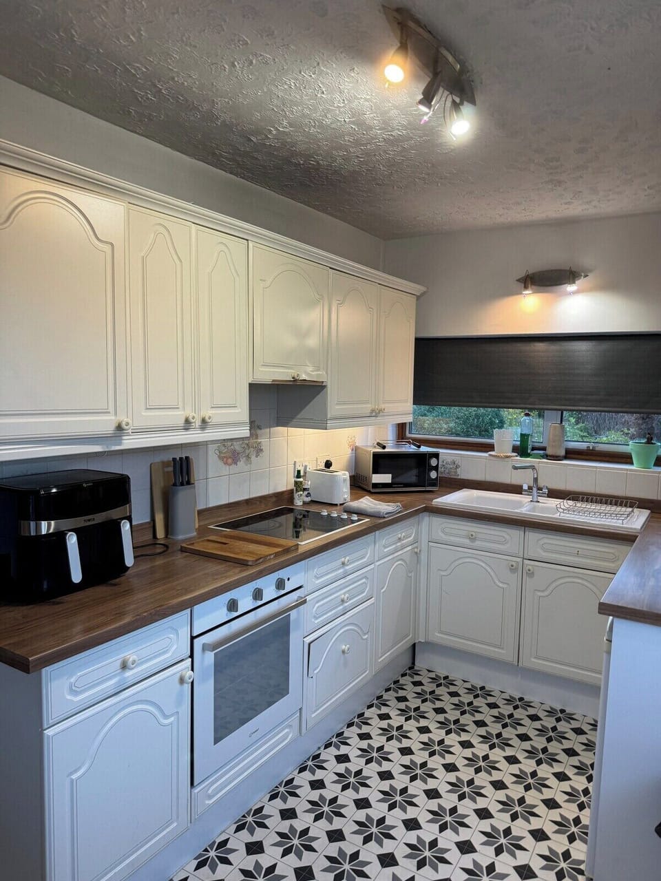 Modern Appliances & Ample Counter Space – Ready for anything from a quick breakfast to a full dinner.

