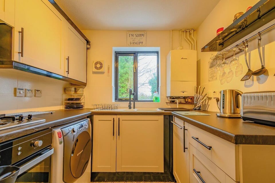 Fully equipped kitchen with modern appliances – perfect for home-cooked meals or quick snacks.