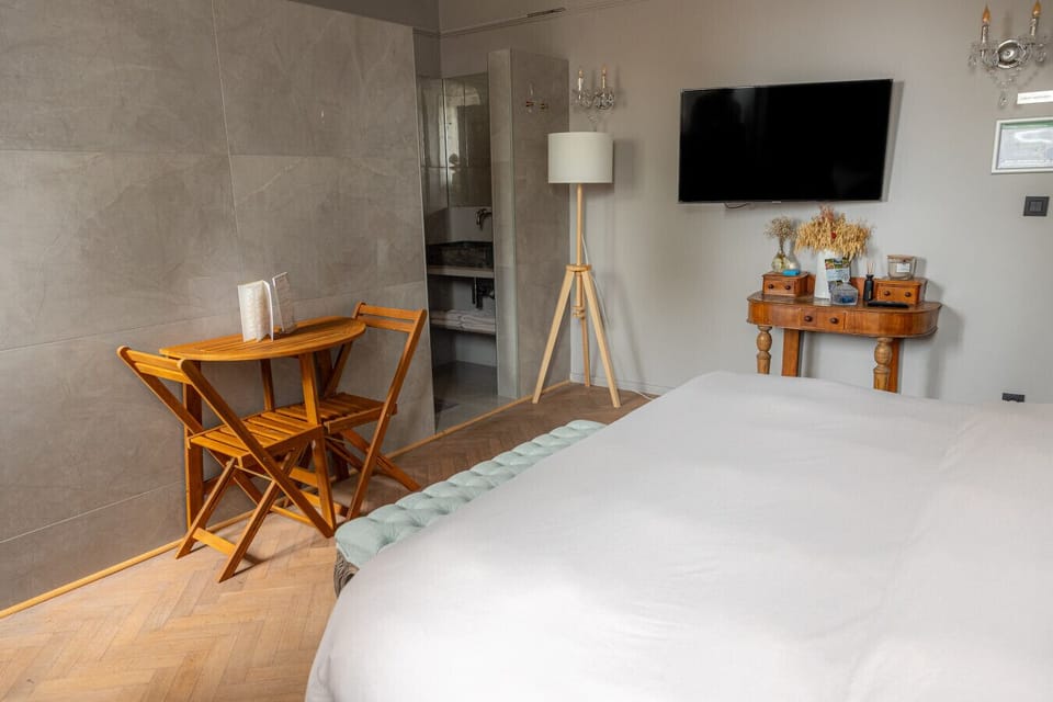 Kingsize bedroom with private bathroom