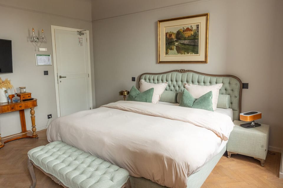 Kingsize bedroom with private bathroom