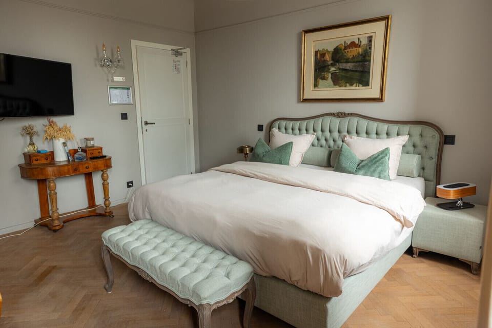 Kingsize bedroom with private bathroom