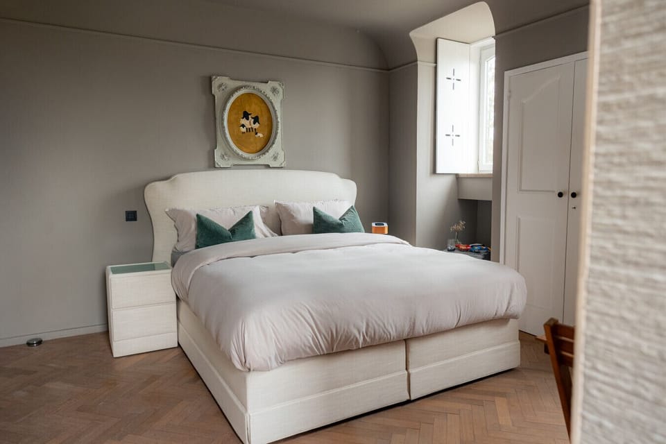 Kingsize bedroom with private bathroom