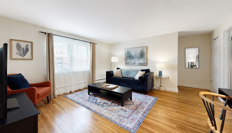 Living room, Has lots of open floor space (great for pets)